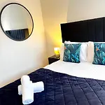 City Centre House - Pet Friendly - Free Parking - 2 Bedroom - Large Garden