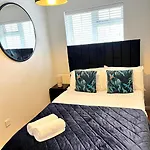 City Centre House - Pet Friendly - Free Parking - 2 Bedroom - Large Garden