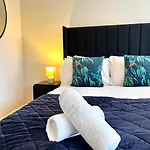 City Centre House - Pet Friendly - Free Parking - 2 Bedroom - Large Garden