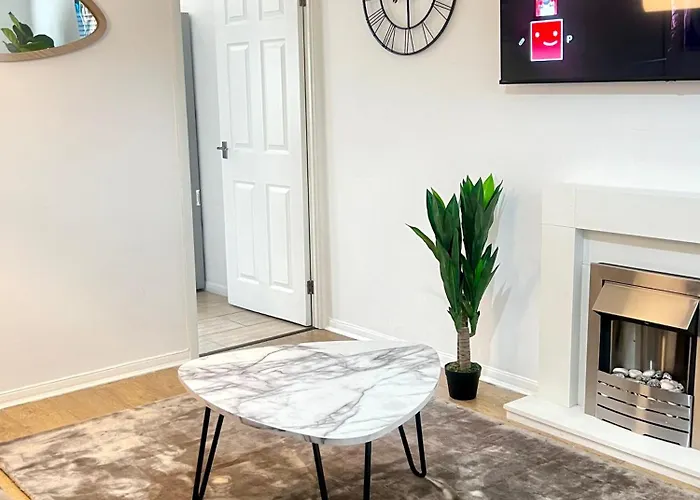 City Centre House - Pet Friendly - Free Parking - 2 Bedroom - Large Garden