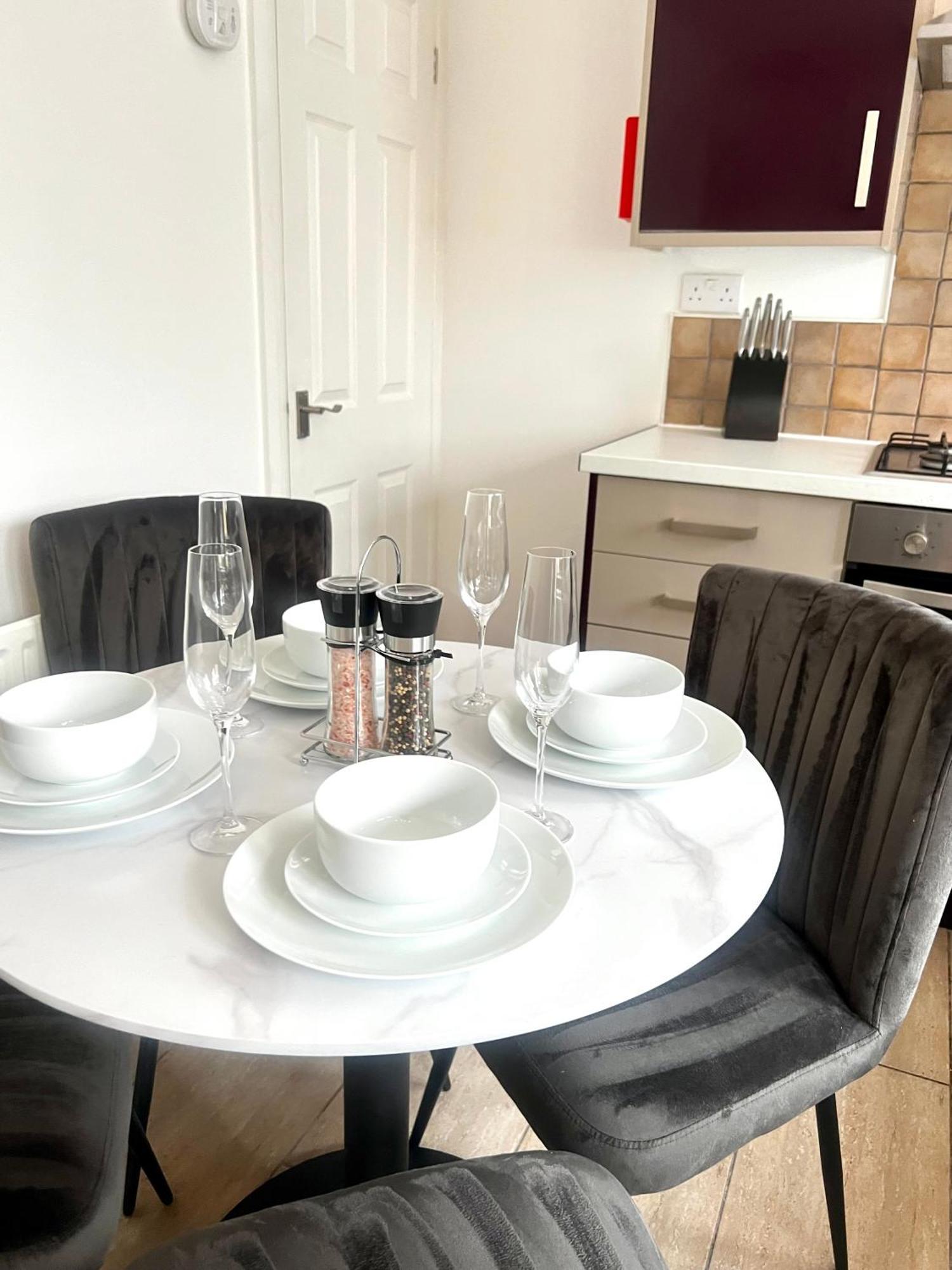 Centre House - Pet Friendly - Free Parking - 2 Bedroom - Large Garden *
