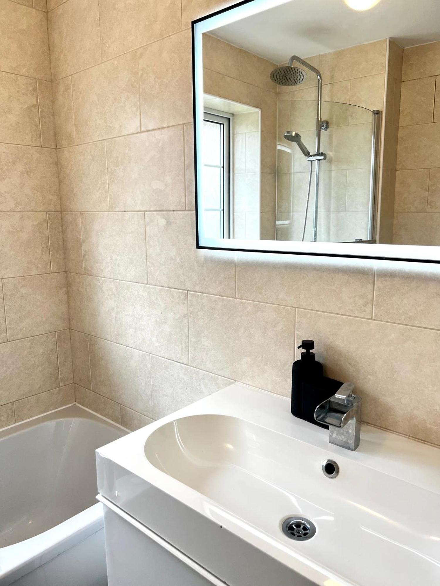 Centre House - Pet Friendly - Free Parking - 2 Bedroom - Large Garden Cardiff