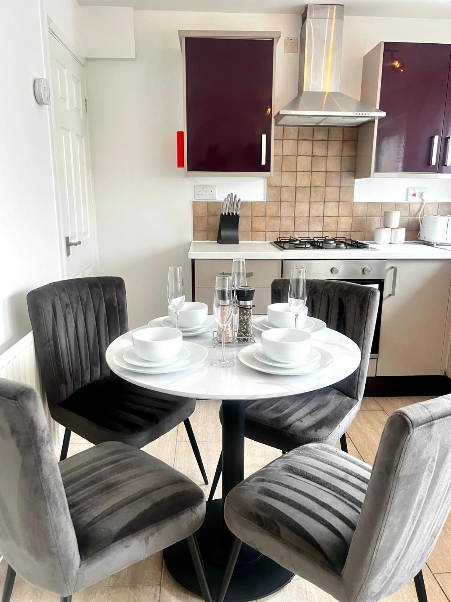 Centre House - Pet Friendly - Free Parking - 2 Bedroom - Large Garden Holiday home