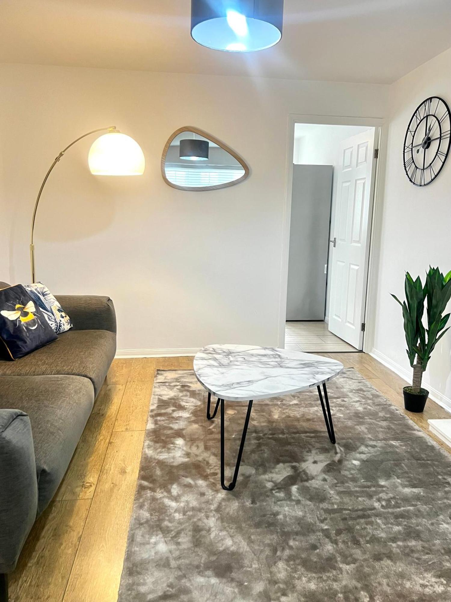 Centre House - Pet Friendly - Free Parking - 2 Bedroom - Large Garden Holiday home *