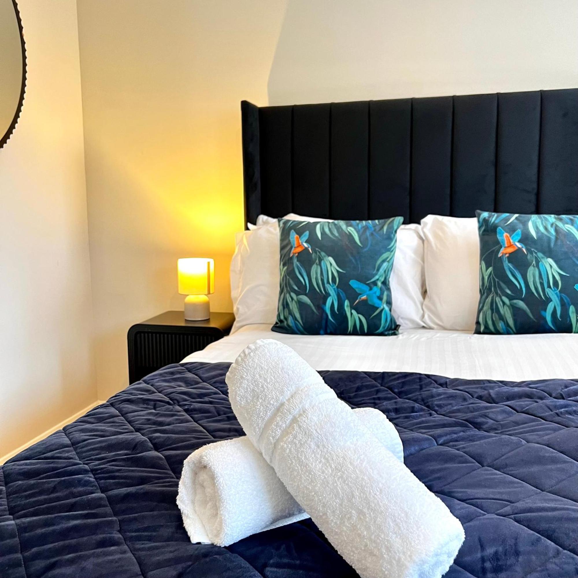 Centre House - Pet Friendly - Free Parking - 2 Bedroom - Large Garden Holiday home *