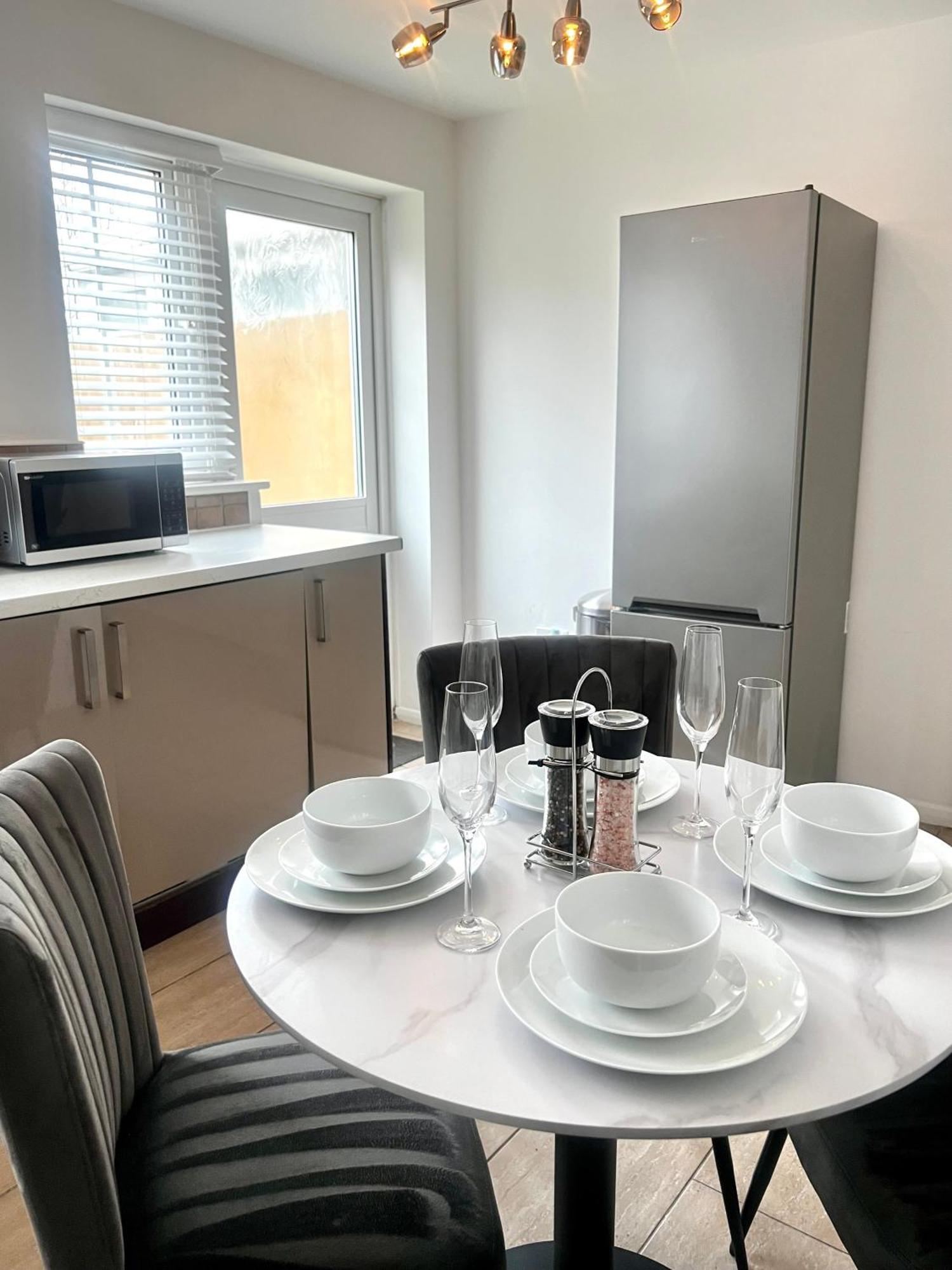 Centre House - Pet Friendly - Free Parking - 2 Bedroom - Large Garden Holiday home