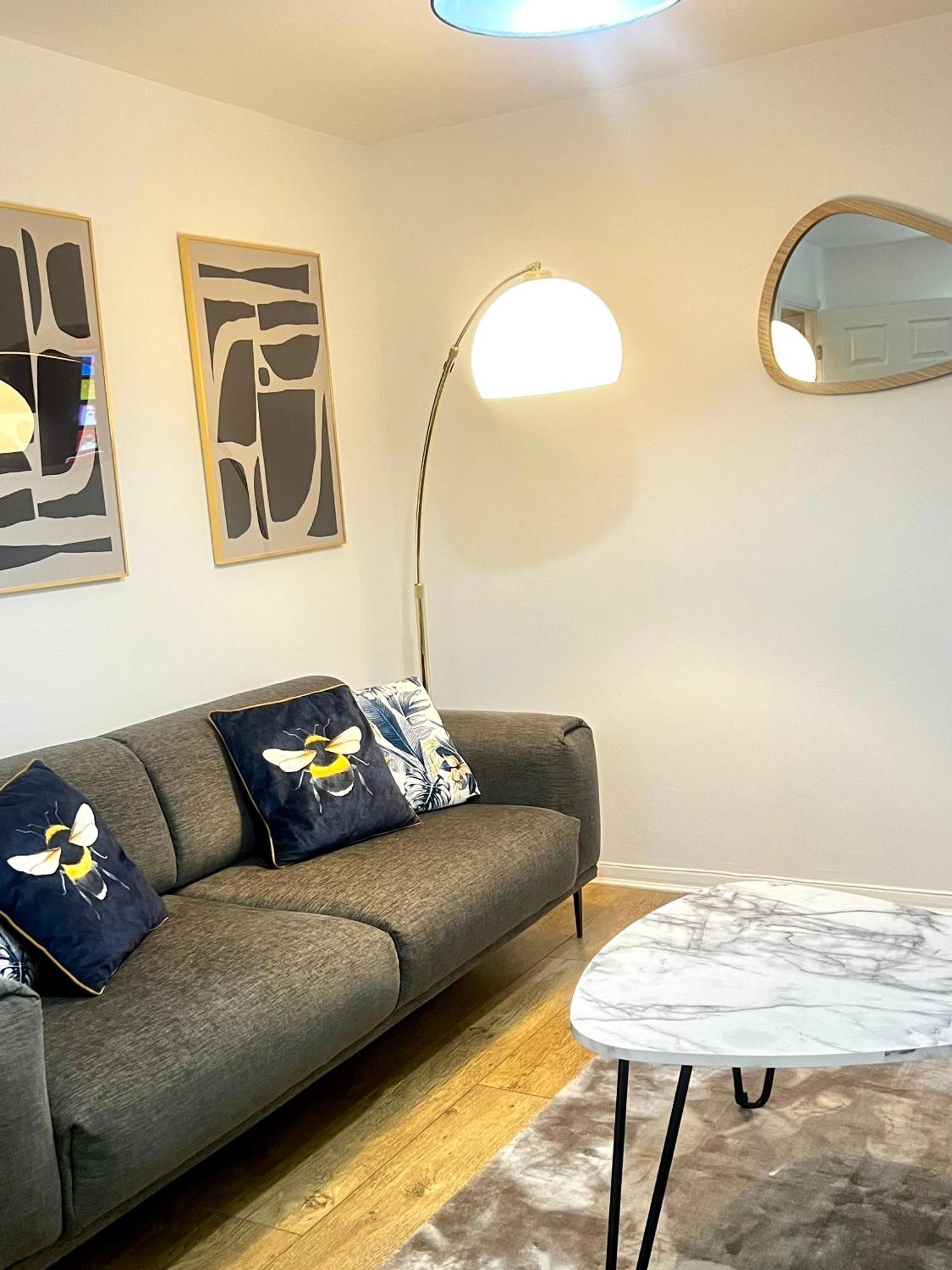Centre House - Pet Friendly - Free Parking - 2 Bedroom - Large Garden *