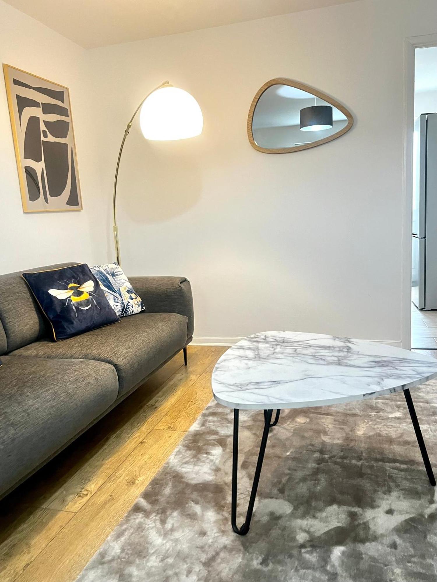 Centre House - Pet Friendly - Free Parking - 2 Bedroom - Large Garden Cardiff
